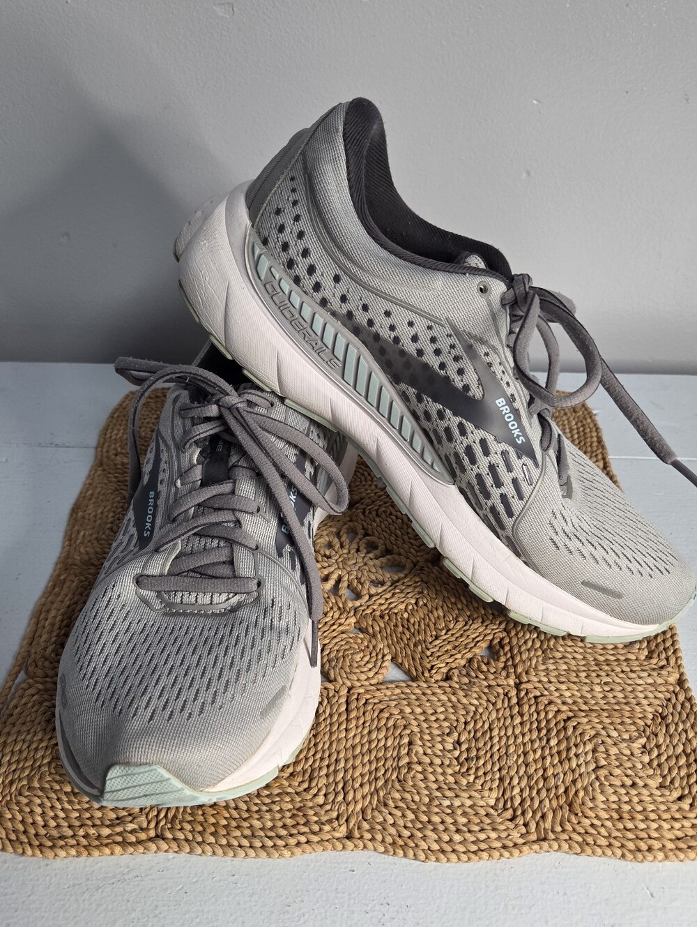 Brooks Running Shoes Size 8.5